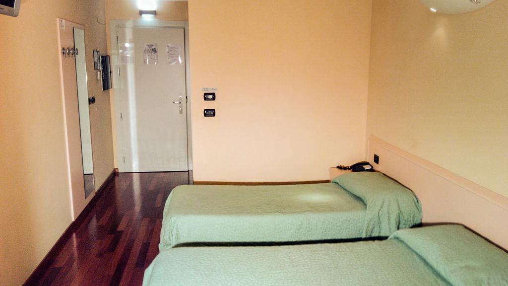 Caprice Hotel Avigliana Room photo